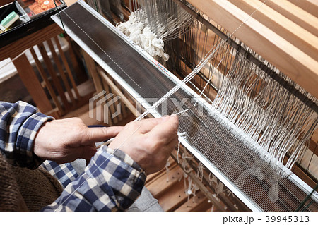 機織仕事の筬(おさ)通し 機織仕事の筬(おさ)通し 39945313