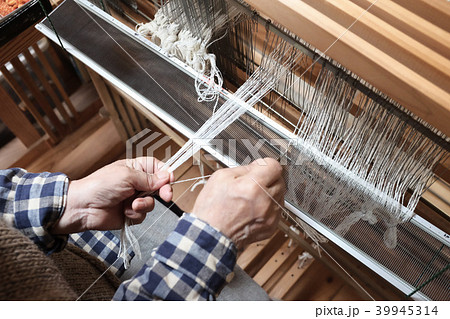 機織仕事の筬（おさ）通し 39945314