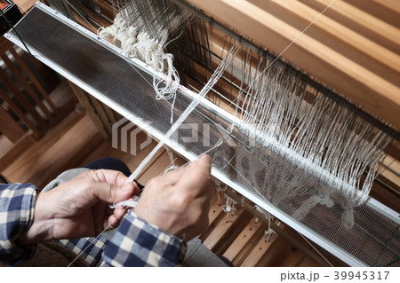 機織仕事の筬（おさ）通し 39945317