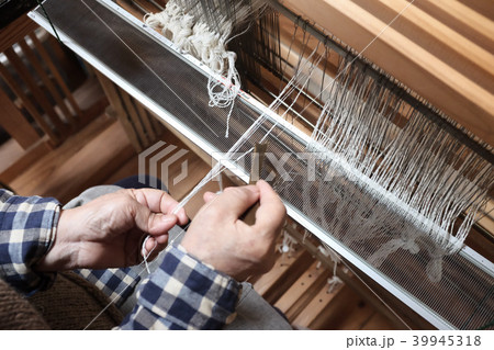 機織仕事の筬（おさ）通し 39945318