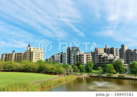 青空の綺麗なマンション街 39945581
