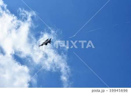 青空を切り裂く米海軍の戦闘機FA-18スーパーホーネット 39945696