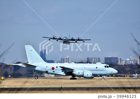 海上自衛隊のP-1哨戒機と上を飛ぶ米海兵隊のKC-130給油機(厚木基地) 海上自衛隊のP-1哨戒機と上を飛ぶ米海兵隊のKC-130給油機(厚木基地) 39946125