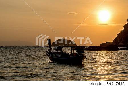 Early morning sunrise over the sea  39947615