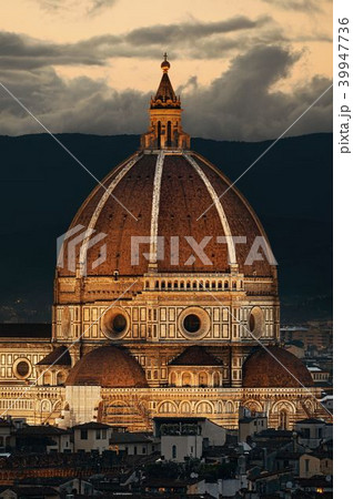 Duomo Santa Maria Del Fiore closeup at night Duomo Santa Maria Del Fiore closeup at night 39947736