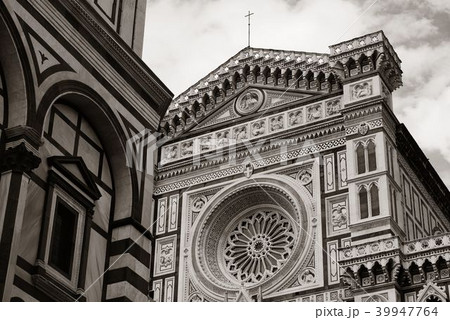 Duomo Santa Maria Del Fiore closeup in street 39947764
