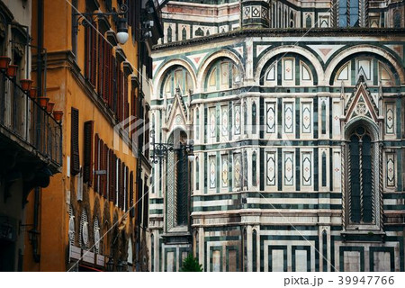 Duomo Santa Maria Del Fiore closeup in street 39947766
