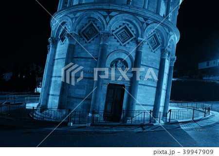 Leaning tower Pisa closeup at night Leaning tower Pisa closeup at night 39947909