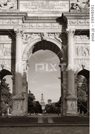 Arch of Peace Milan closeup 39948091