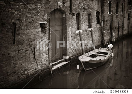 Venice boat alley 39948303