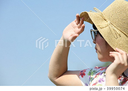 帽子をかぶった女性 帽子をかぶった女性 39950074
