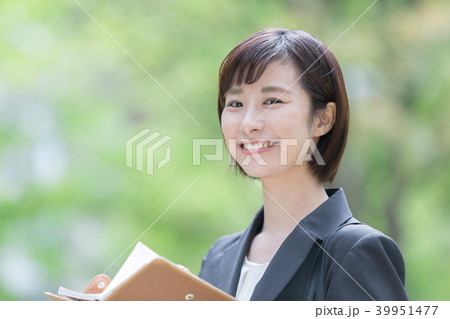 オフィス街　スーツの女性　オフィスレディ　OL　ビジネス　スーツ　ポートレート　リクルート 39951477