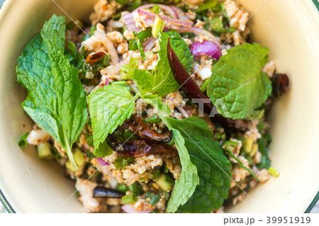 thai food spicy minced pork salad (Larb) thai food spicy minced pork salad (Larb) 39951919