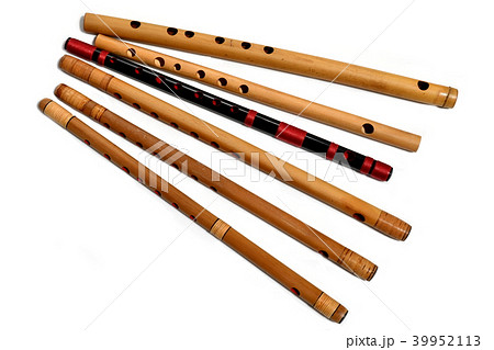 日本の楽器 和楽器イメージ素材 竹製の横笛の写真素材