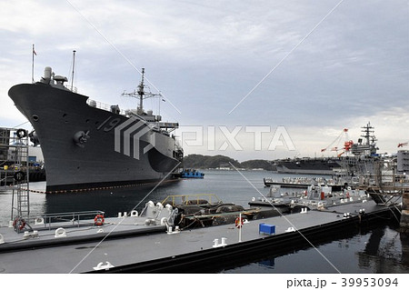 米海軍横須賀基地(左側は第七艦隊旗艦ブルー・リッジ、奥は空母ロナルド・レーガン) 米海軍横須賀基地(左側は第七艦隊旗艦ブルー・リッジ、奥は空母ロナルド・レーガン) 39953094