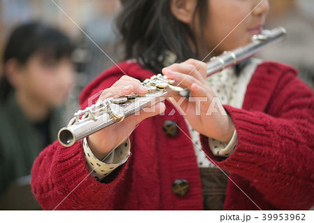 フルートを吹く少女の写真素材
