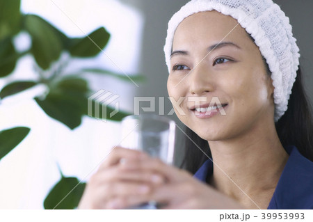ビューティ リビングで水を飲む女性 ビューティ リビングで水を飲む女性 39953993
