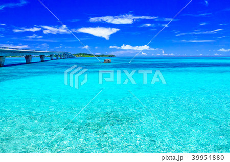 真夏の宮古島。宮古島側から見た池間大橋 39954880