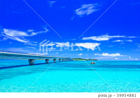真夏の宮古島。宮古島側から見た池間大橋 39954881