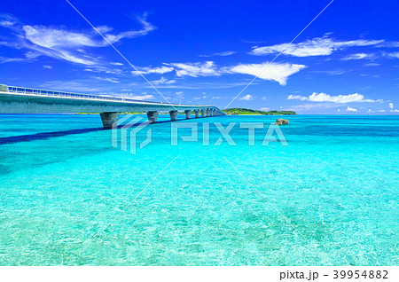 真夏の宮古島。宮古島側から見た池間大橋 真夏の宮古島。宮古島側から見た池間大橋 39954882