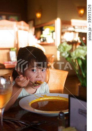 スープを飲む女の子 39955126