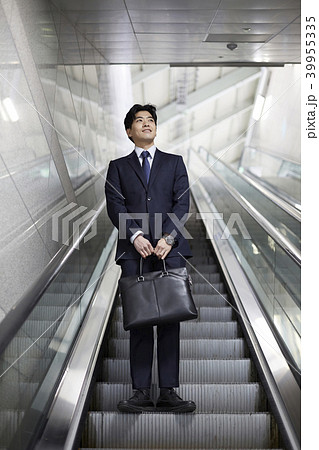 ビジネスマン エスカレーター 通勤 39955335