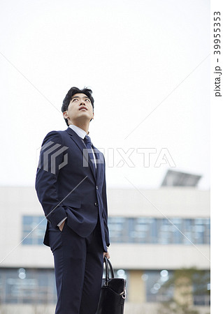 ビジネスマン 屋外 室外 39955353