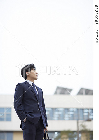 ビジネスマン 屋外 室外 39955359