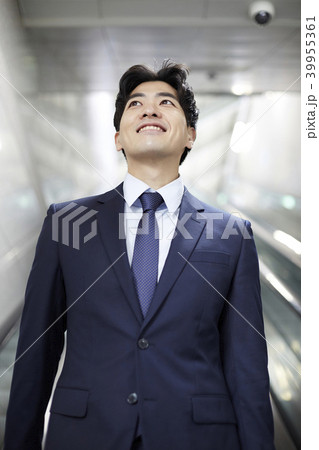 ビジネスマン エスカレーター 通勤 39955361