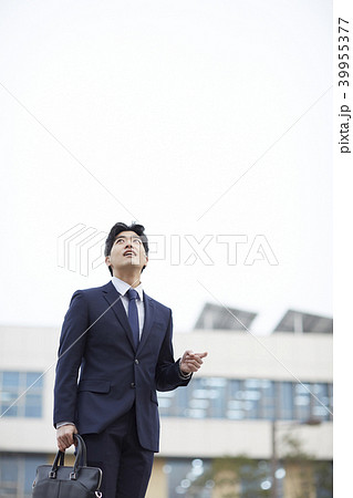 ビジネスマン 屋外 室外 39955377