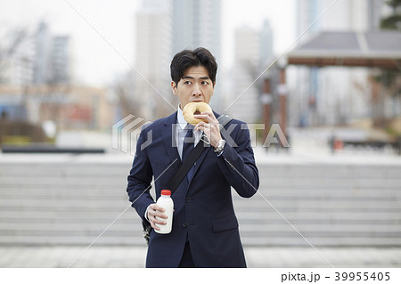 ビジネスマン 屋外 室外 39955405