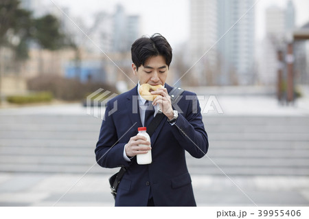 食べる ビジネスマン 屋外 39955406