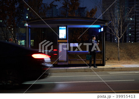 夜 バス停 ビジネスマン 39955413