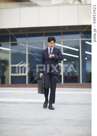 ビジネスマン 時間確認 屋外 39955421