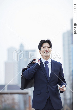 ビジネスマン 屋外 室外 39955431