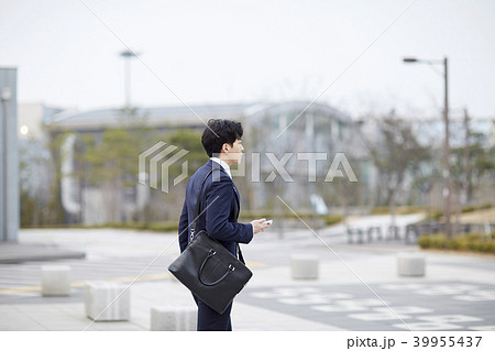 ビジネスマン 屋外 室外 39955437