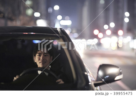 夜 ビジネスマン 運転席 39955475
