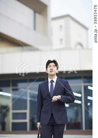 ビジネスマン 時間確認 屋外 39955476
