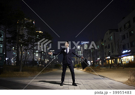 夜 ビジネスマン 腕広げる 39955483