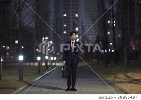 公園 ビジネスマン 通勤 39955497