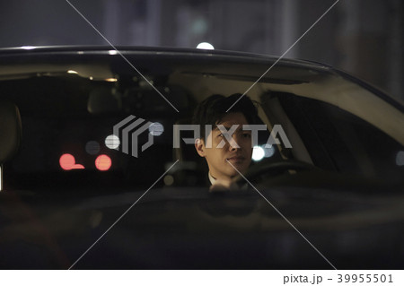 夜 ビジネスマン 運転席 39955501