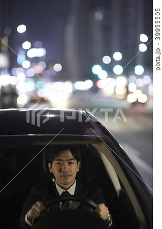 夜 ビジネスマン 運転席 39955505