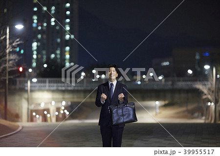 夜 ビジネスマン 拳 39955517