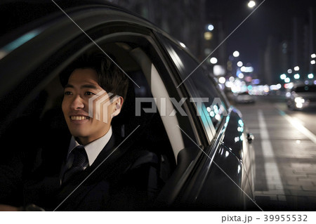 夜 ビジネスマン 運転席 39955532