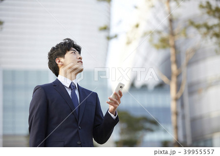 頭持ち上げる 顔をあげる ビジネスマン 39955557