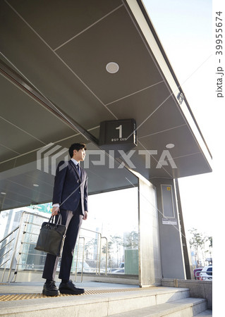 ビジネスマン 屋外 室外 39955674