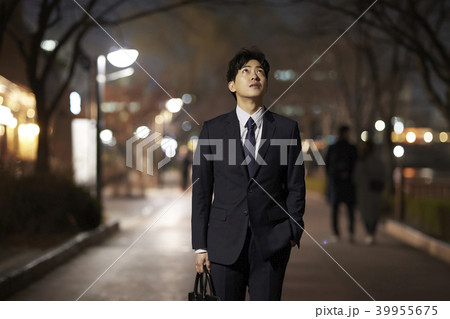 夜 ビジネスマン 屋外 39955675