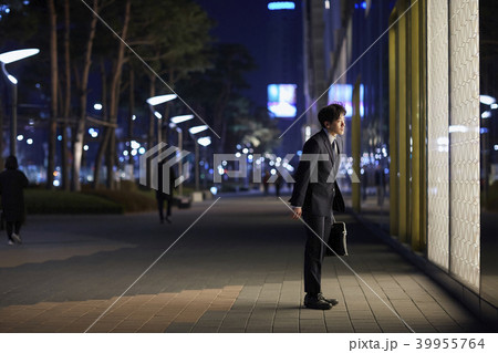 夜 ビジネスマン ショーウィンドー 39955764