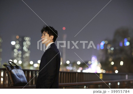 夜 ビジネスマン 若い男 39955784