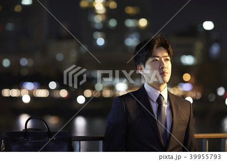 夜 ビジネスマン 屋外 39955793